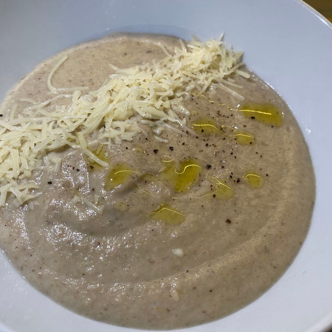 Champignons soup with truffle oil