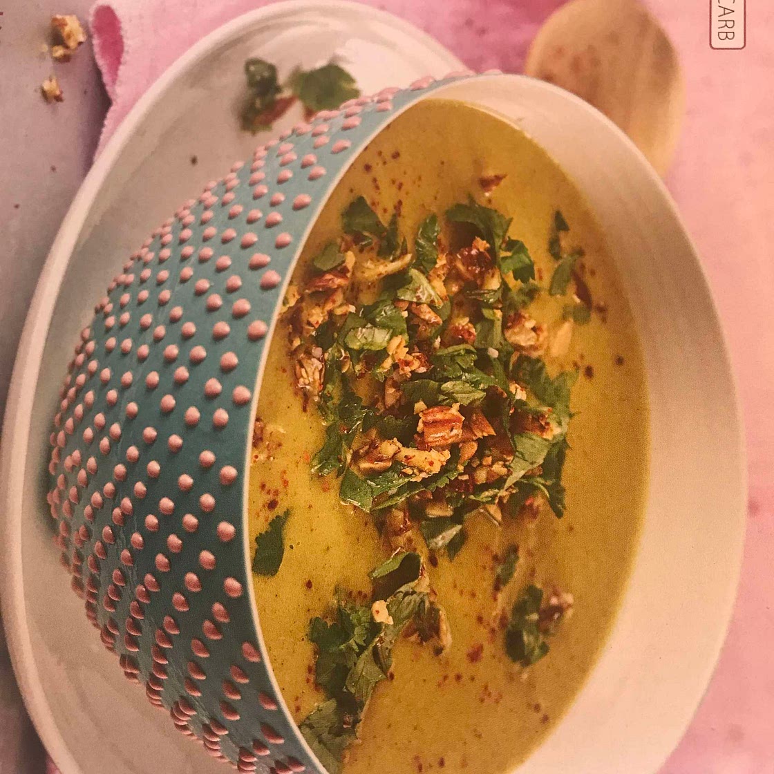 Kohlrabi-Kokos-Suppe mit roten Linsen und Mandel-Ingwer-Topping (Ausgabe 02/2019, Seite 32)