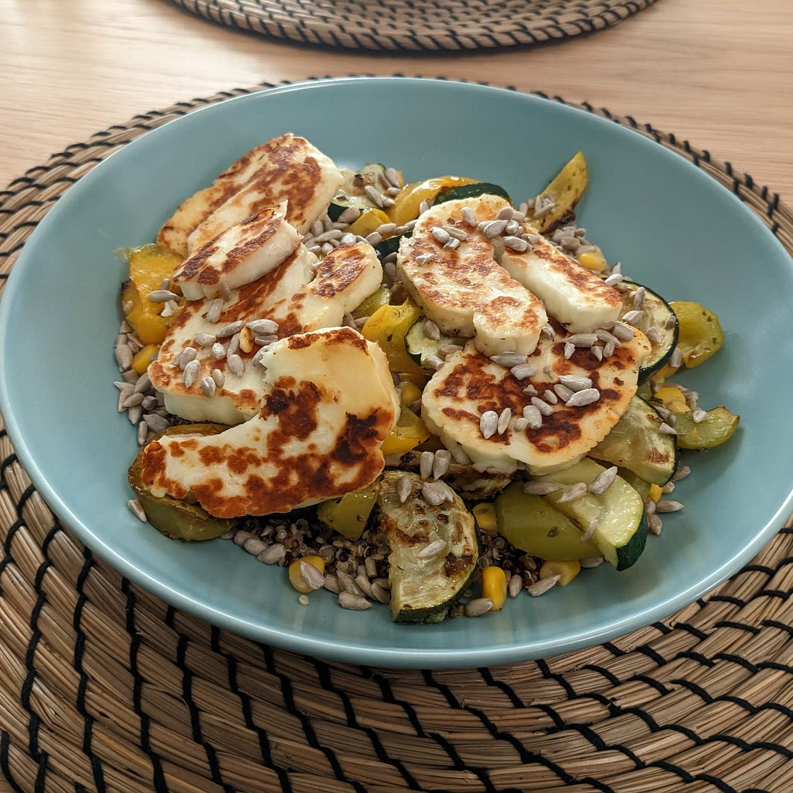 Halloumi and grilled veggies salad (Halloumi sajt & grillzett zöldseges salataval)
