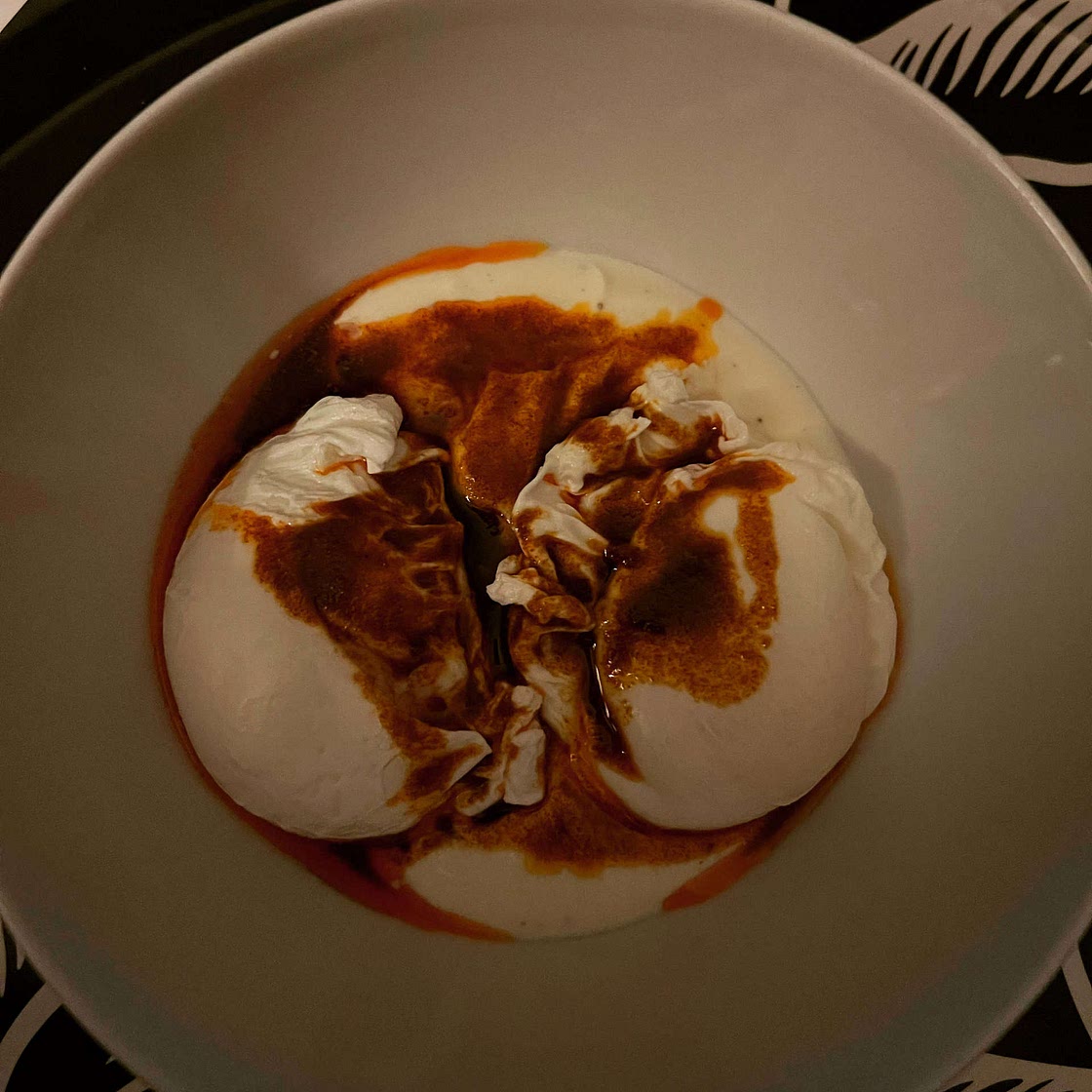 Oeufs pochés au piment et beurre de paprika