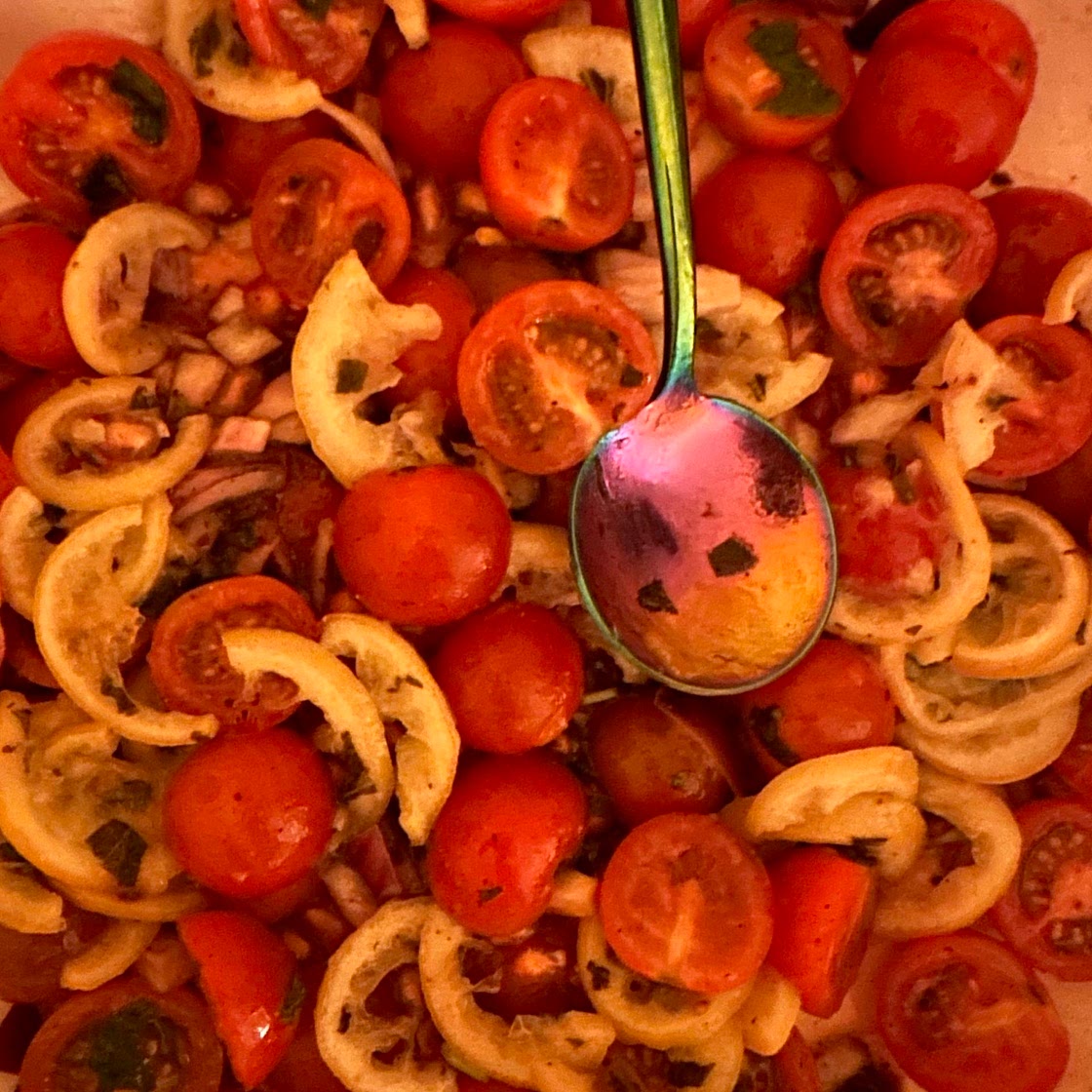 Salada de tomate e limão assado 