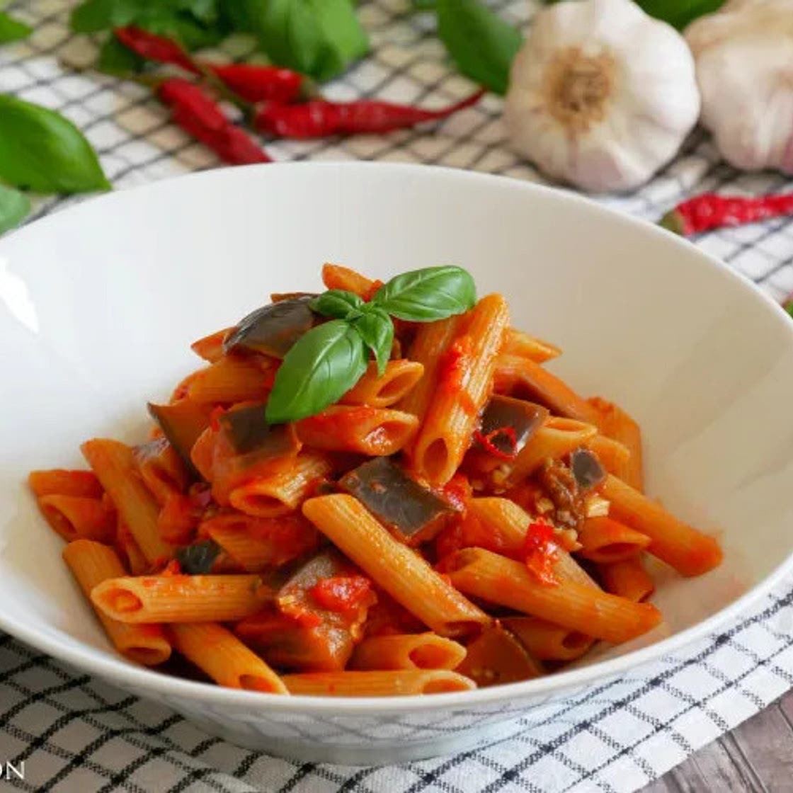PENNE AUX AUBERGINES AL ARRABIATA