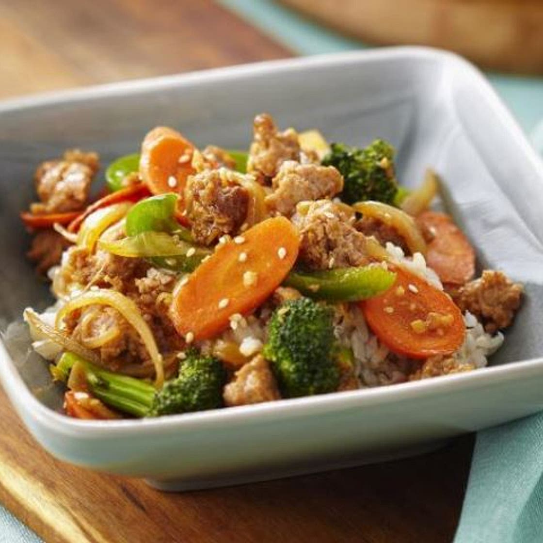 Poulet haché sésame frit à la chinoise sur riz brun