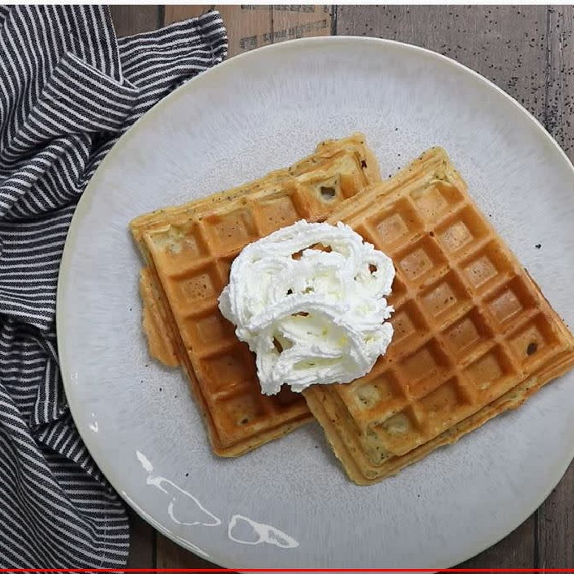 GOFRES DE LIMÓN Y SEMILLAS DE AMAPOLA CON NATA DE COCO