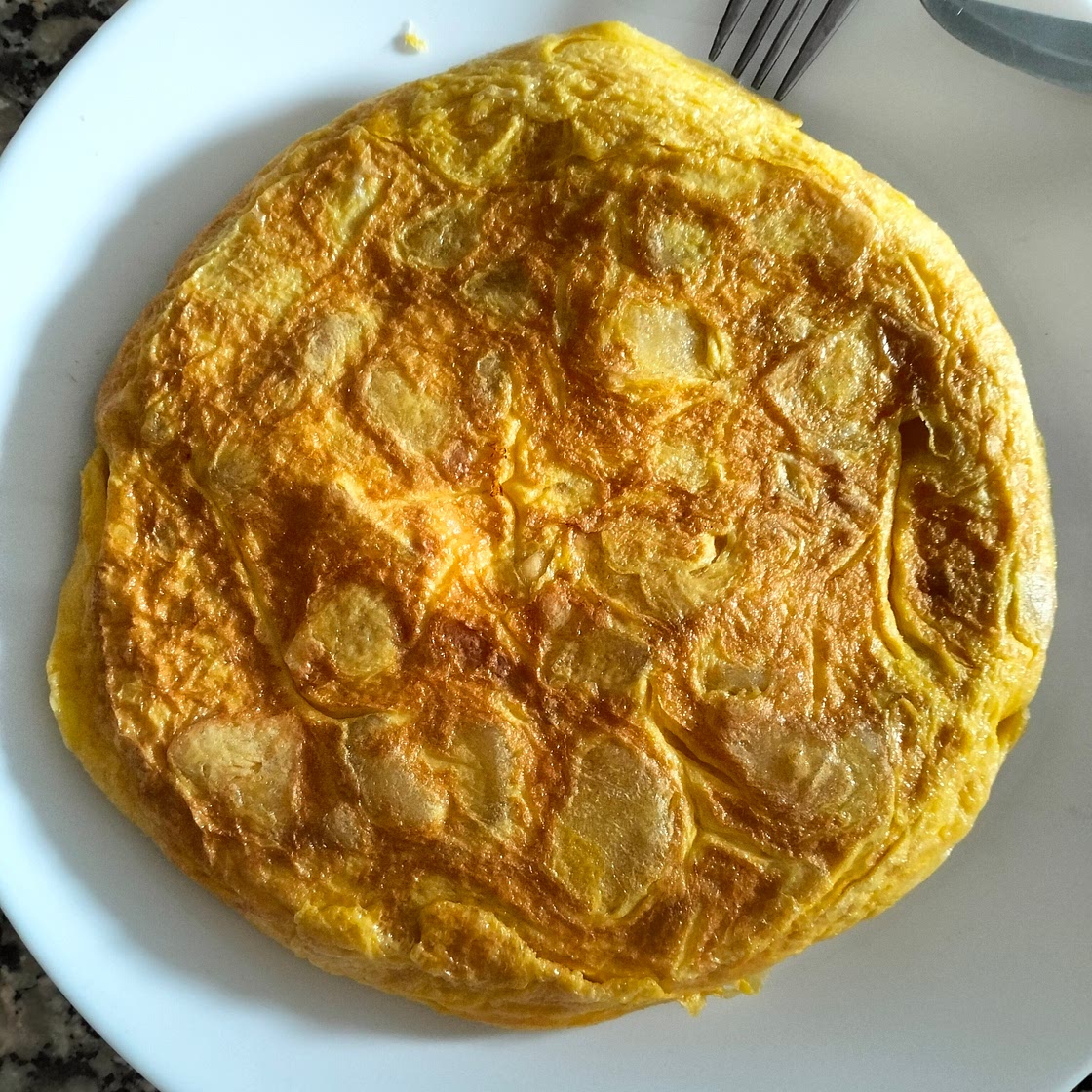 Tortilla de patatas con cebolla y queso