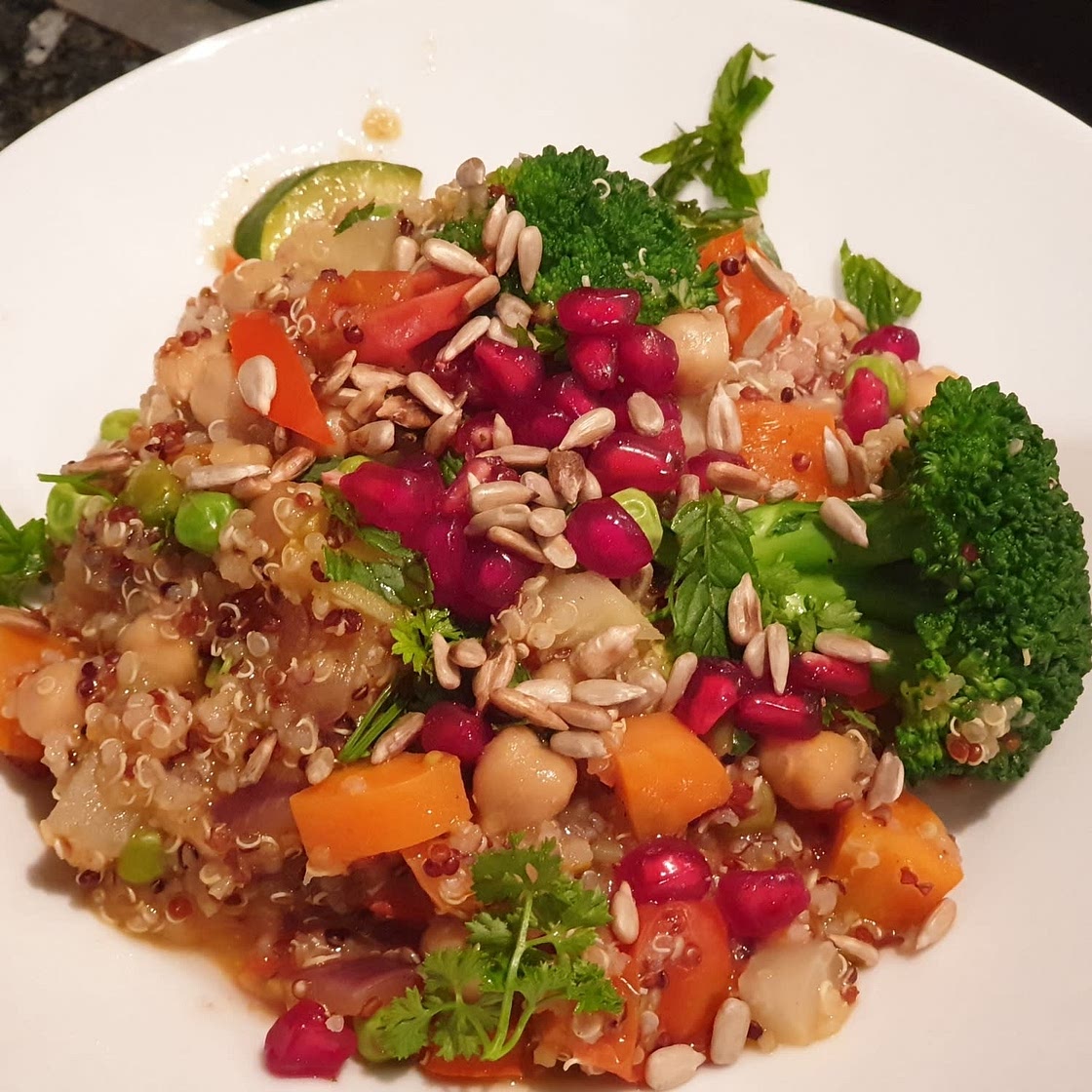 Orientalische Quinoa-Gemüse-Pfanne mit Kichererbsen