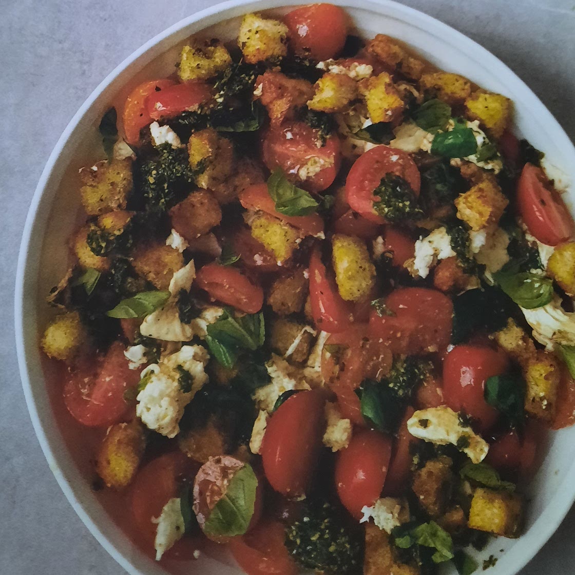 Mozzarella salad with pesto croutons