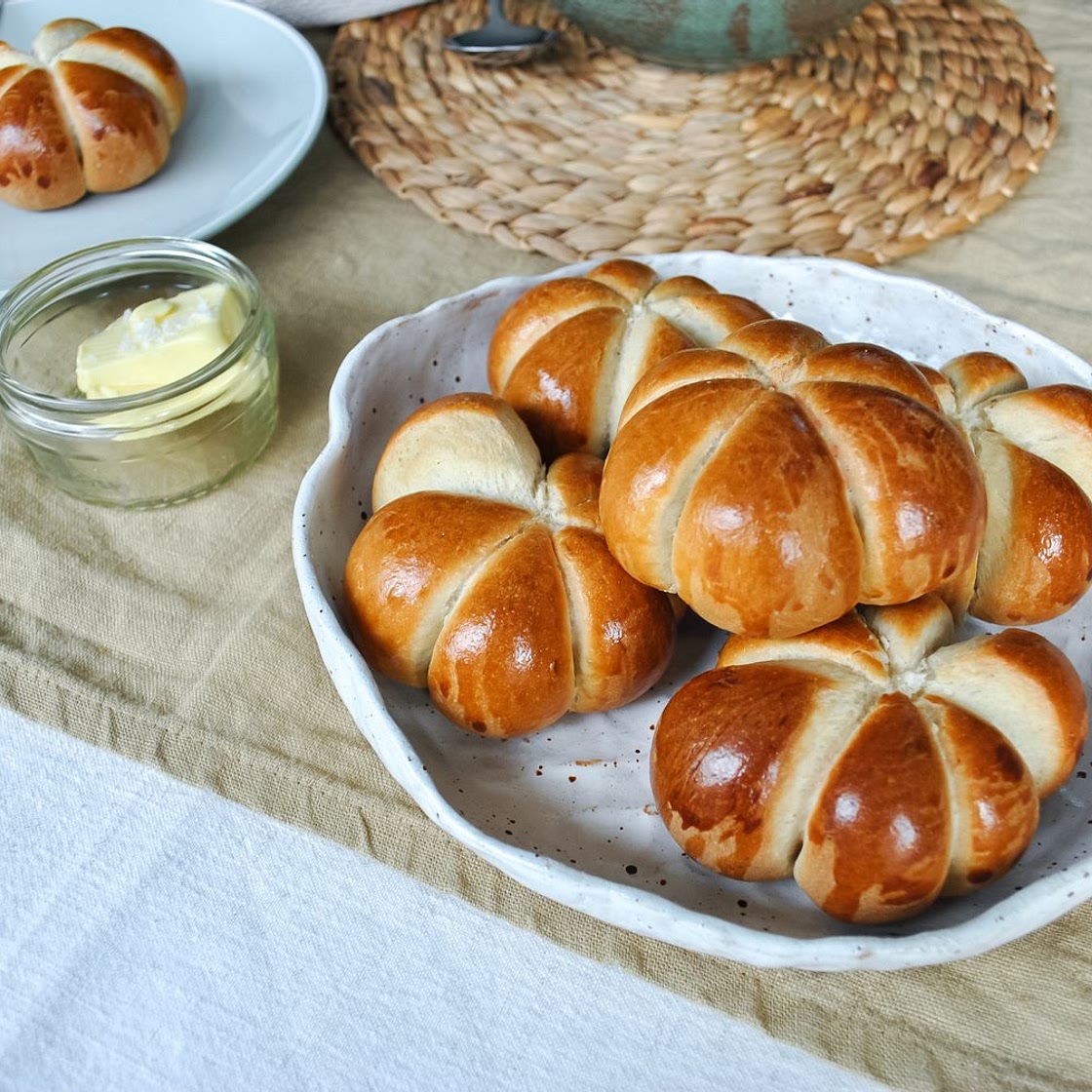 Pumpkin Dinner Rolls (V) — Charlotte Cohen Cooks