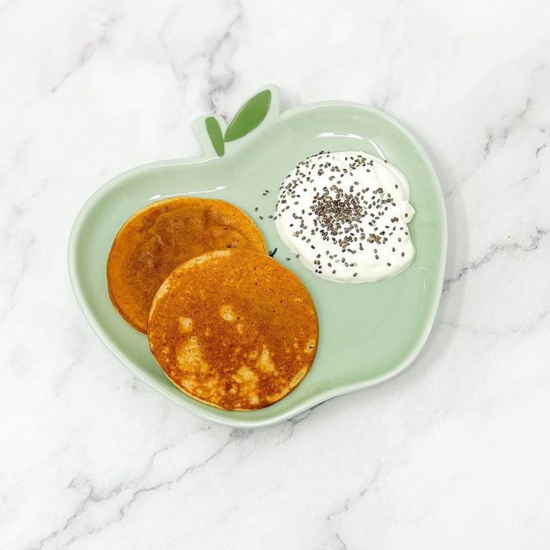 APPLE PANCAKES!🍎 Ingredients * 1 apple, peeled, cored and chopped 🍎 * 50ml milk of choice (I used oat milk) 🥛 * 50g oat🌾 * 1 egg 🥚 * 1/2 teaspoon baking powder * 1 big tablespoon of smooth almond butter (for extra iron💪🏻!) Method 1. Place all the in
