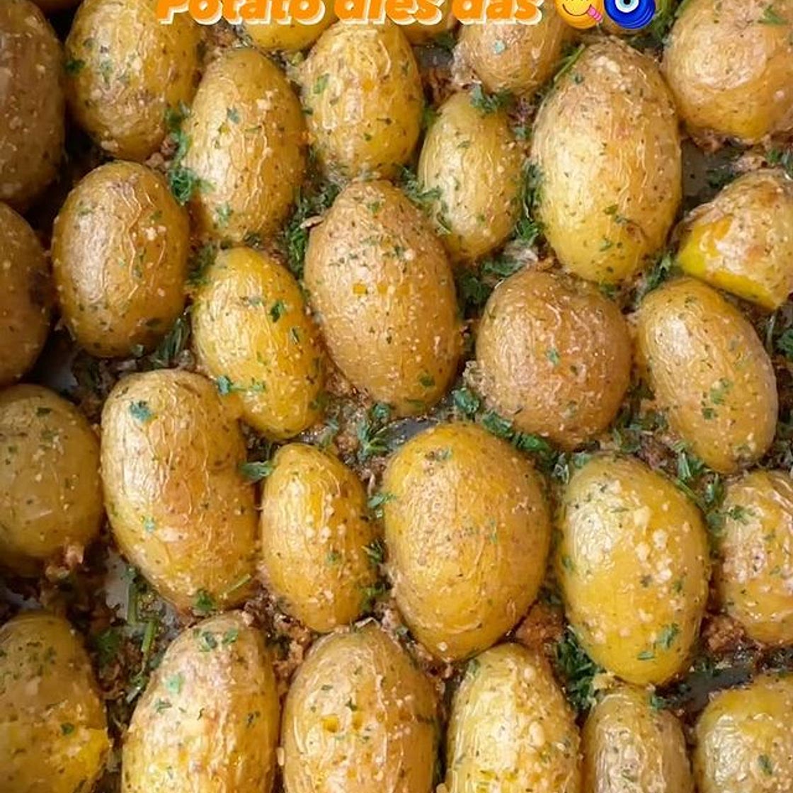 Parmesan Crusted Potato dies das 😋🧿 1️⃣ Kartoffel waschen und 10 min in Salzwasser kochen 2️⃣ die Kartoffel halbieren 3️⃣ in einer Auflaufform ca. 20g geschmolzene Butter mit 75g Parmesan 1/2 TL Salz, 1 TL Pfeffer ,1 TL Italian Allrounder und 1 TL Chilif