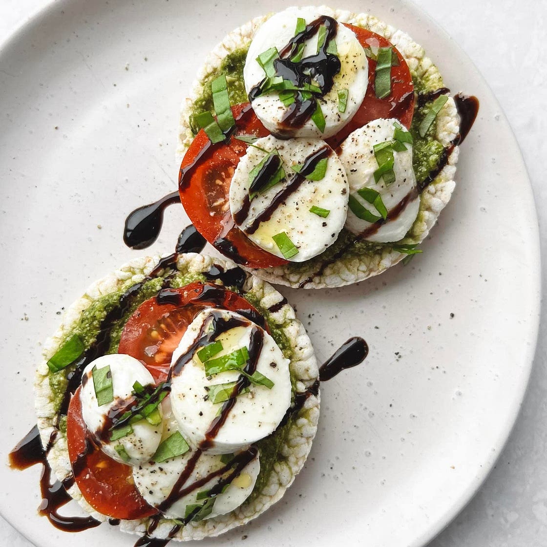 Pesto, Tomato & Mozzarella Rice Cakes