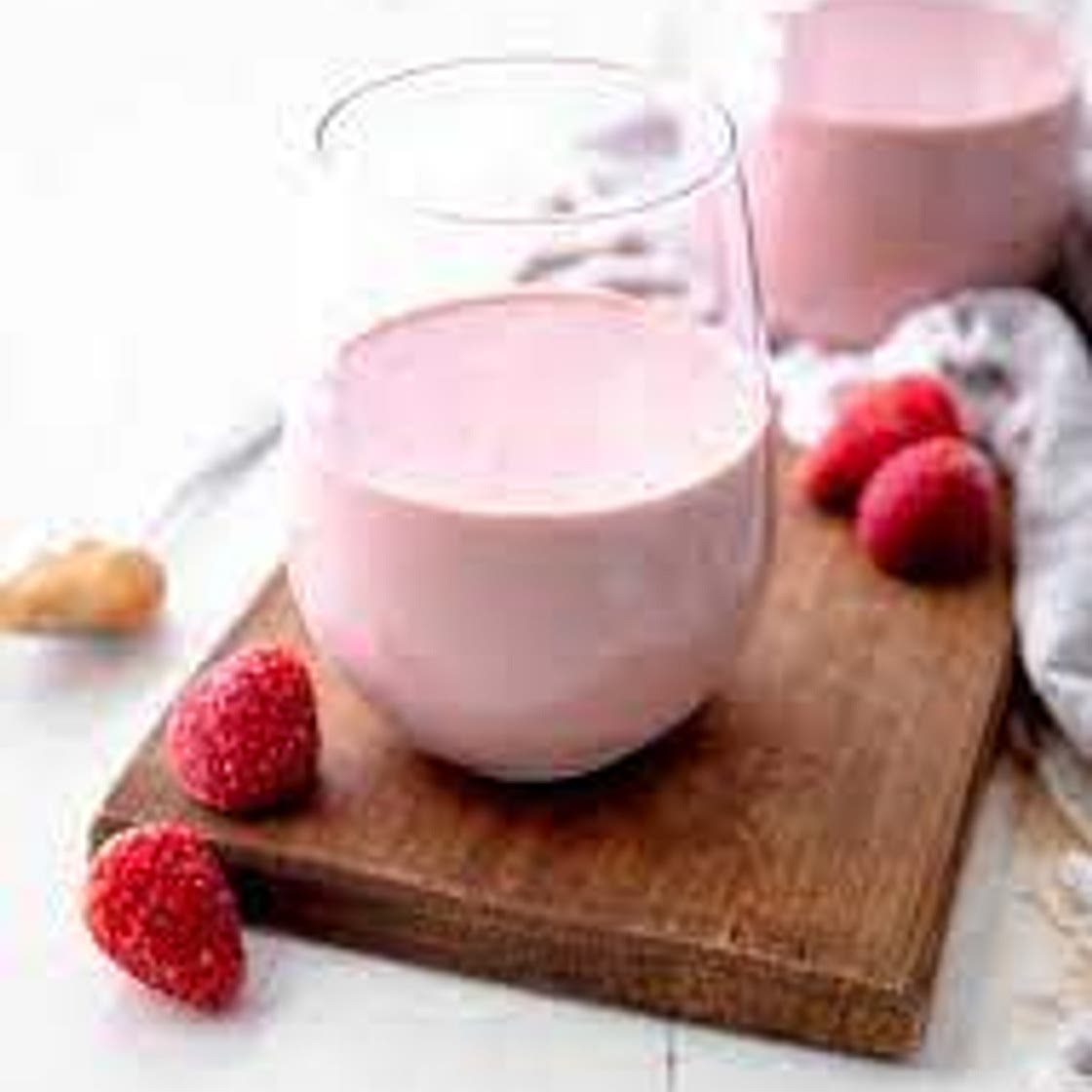 Strawberry, rolled oat and almond milk smoothie