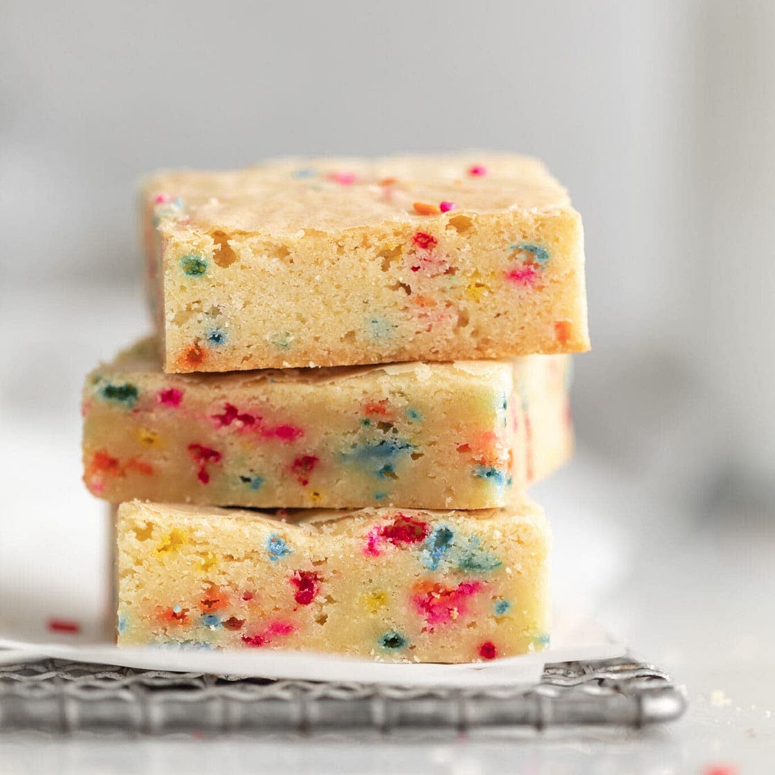 CHEWY FUNFETTI BLONDIES