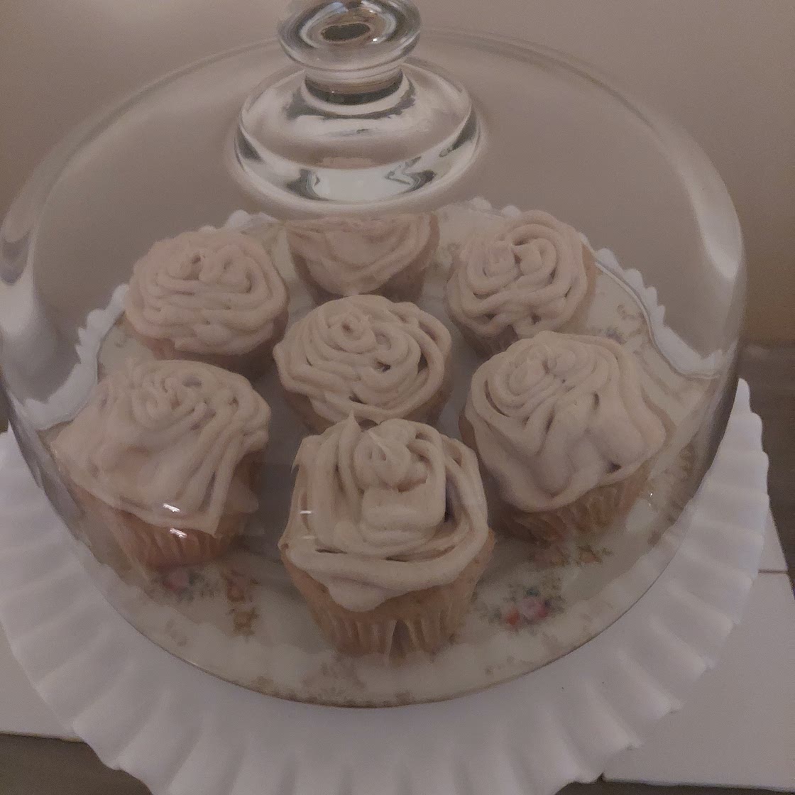 Cinnamon roll cupcakes
