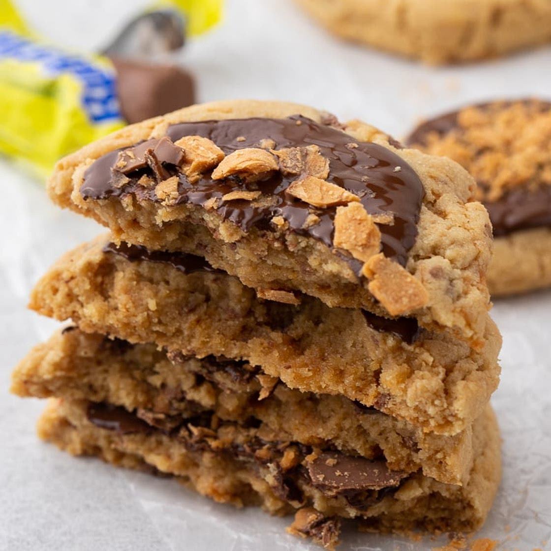 Crumbl 🙀 Butterfinger Peanutbutter Cookies