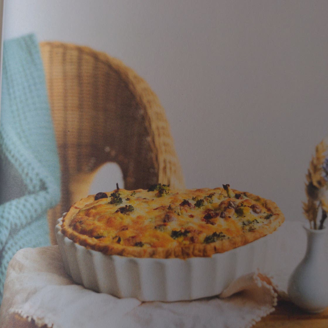 Quiche au brocoli, aux olives, aux tomates séchées et au cheddar