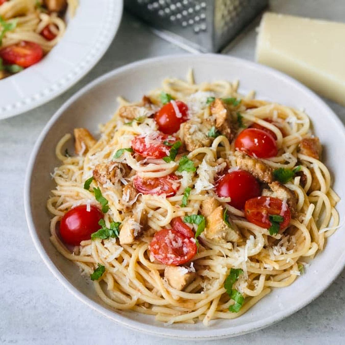 Espaguetis con Cherrys, Pollo y Parmesano