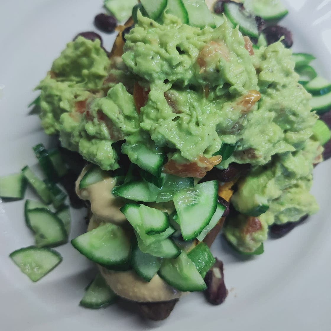 Sweet potato jackets with guacamole & kidney beans