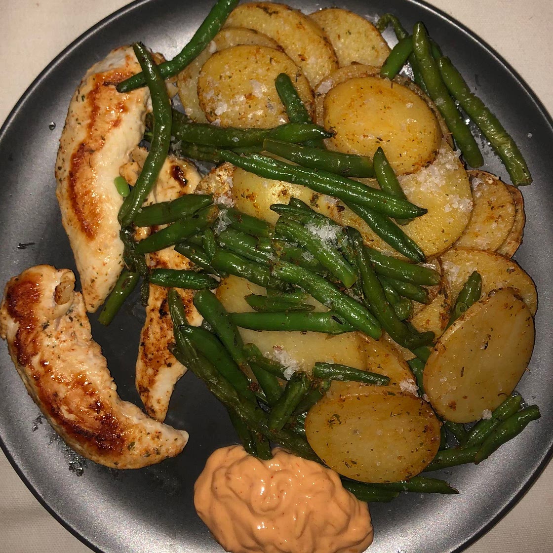 Chicken with sliced potatoes and green beans