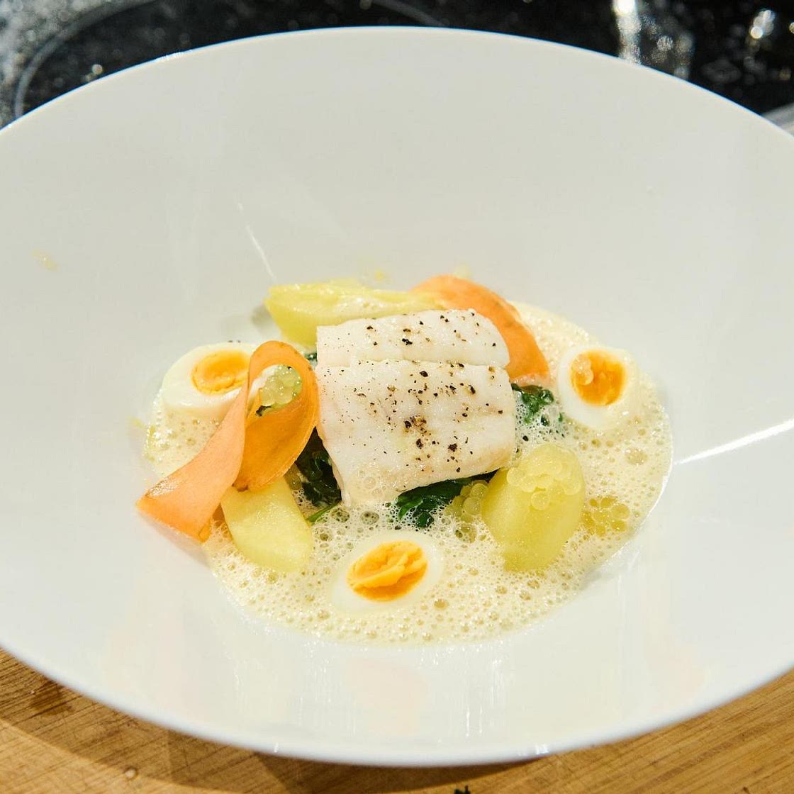 Kabeljau mit Senfsauce, Salzkartoffeln, Wachteleiern und Sommer-Spinat