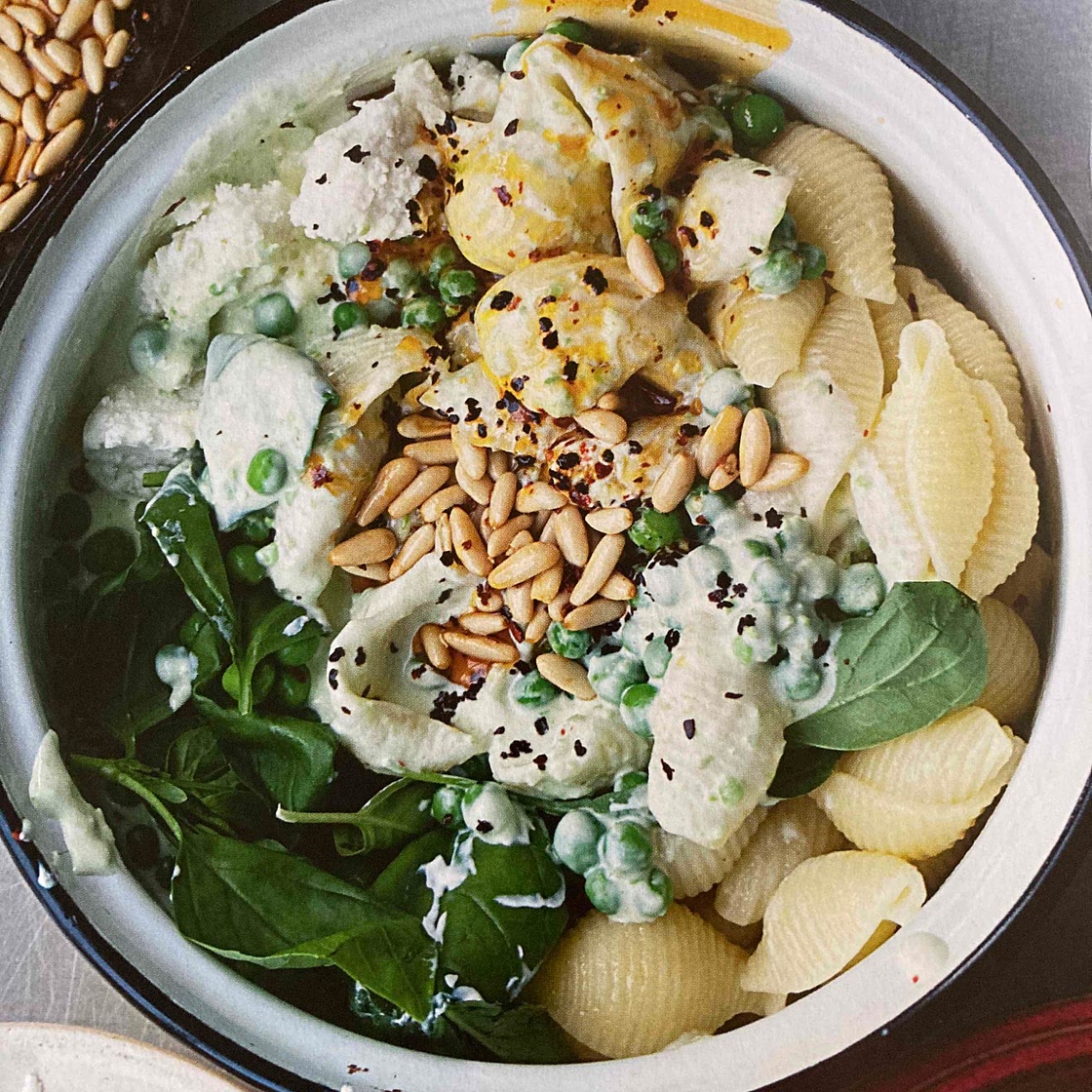 Conchiglie au yaourt, petits pois et piments 