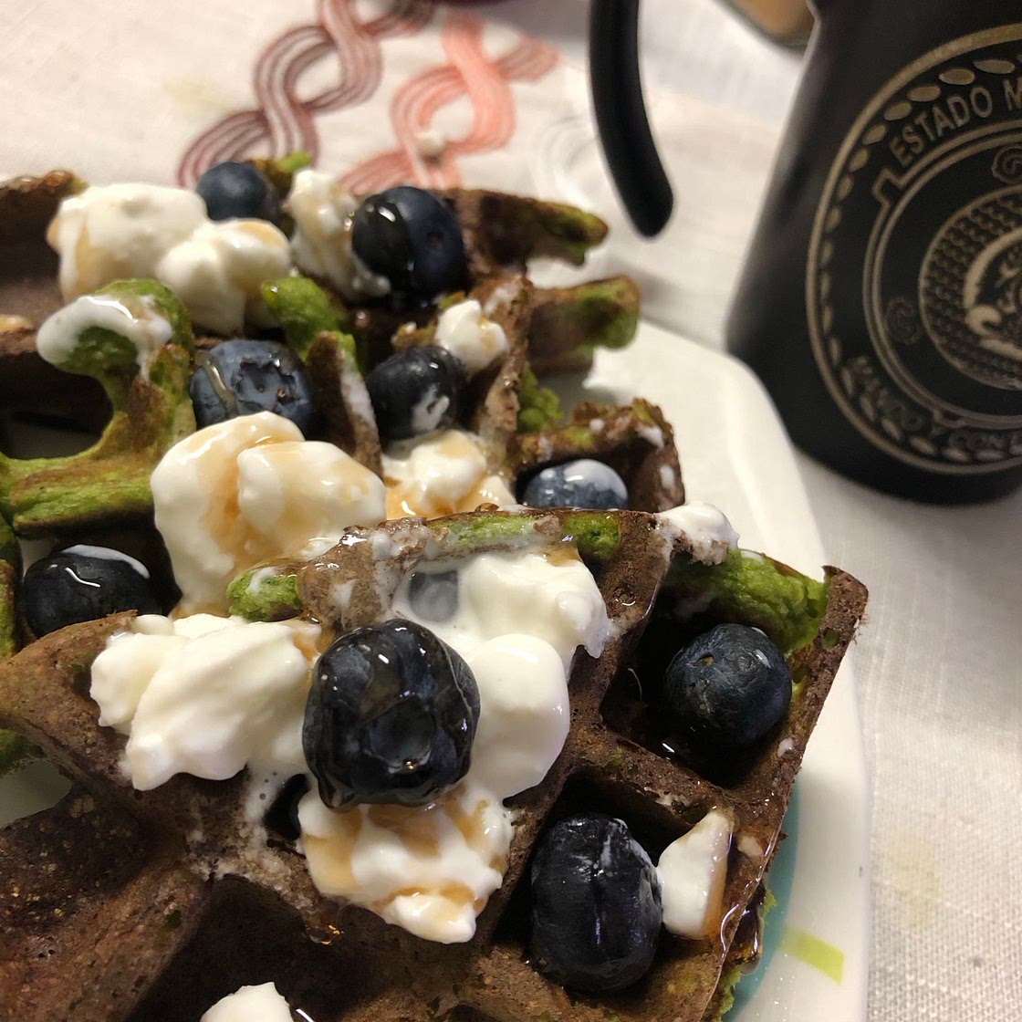 Waffles de plátano con espinaca 