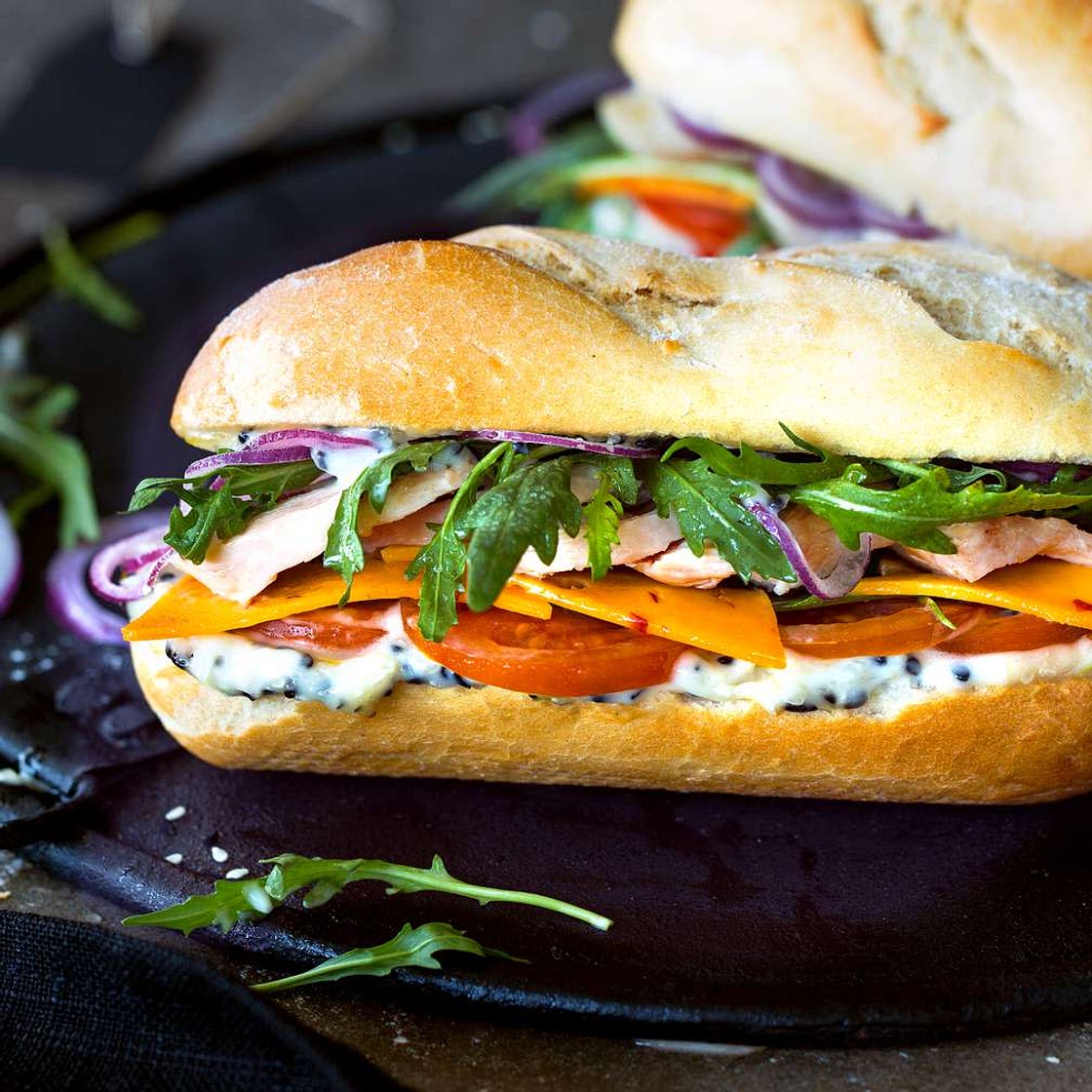 Kanapki z kurczakiem, pieczarkami i serem żółtym