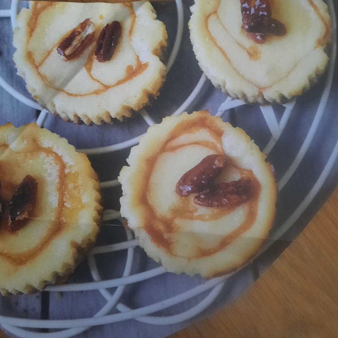 mini cheesecakes with caramelised pecans