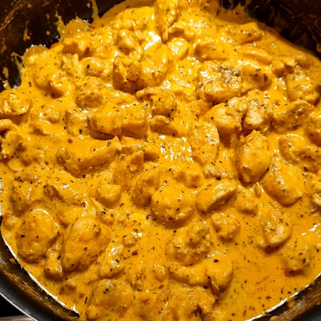 Healthy Delicious Creamy Chicken! MUST TRY! One of my most popular recipes, wanted to share this again with you all as there are a lot of new people joining us! It tastes absolutely unreal!! So creamy and really macro friendly🤌🏽 For the chicken: 2 chicke