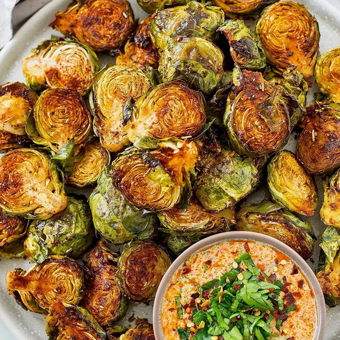 SMOKY OVEN BAKED BRUSSELS SPROUTS WITH CHILI YOGHURT SAUCE😮‍💨 If you’re thinking you’re not a fan of brussels sprouts you just haven’t tried these baked crispy and smoky type. I’m sure this recipe will change your mind! Save the recipe below and give it