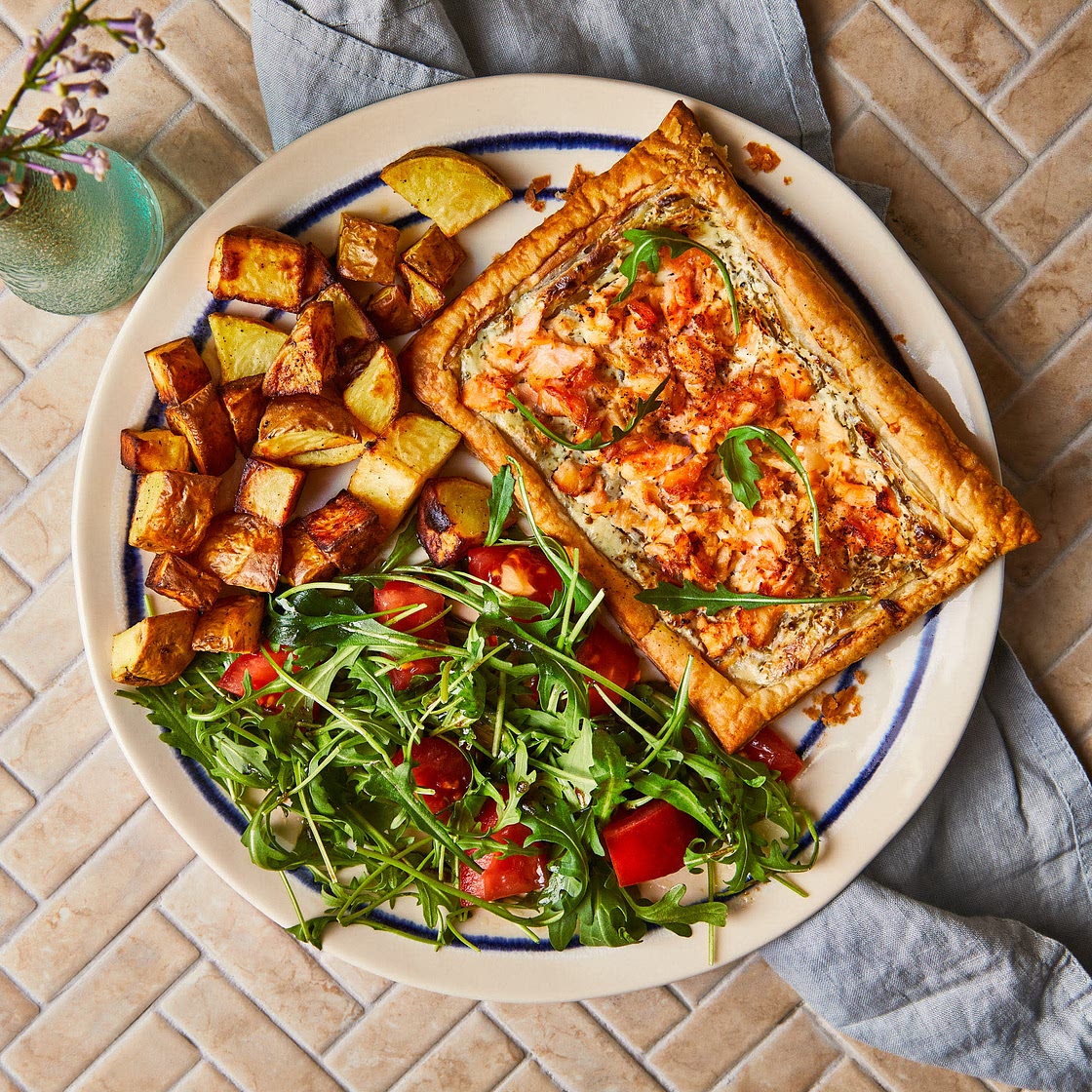 Flaked salmon tart with crispy potatoes 