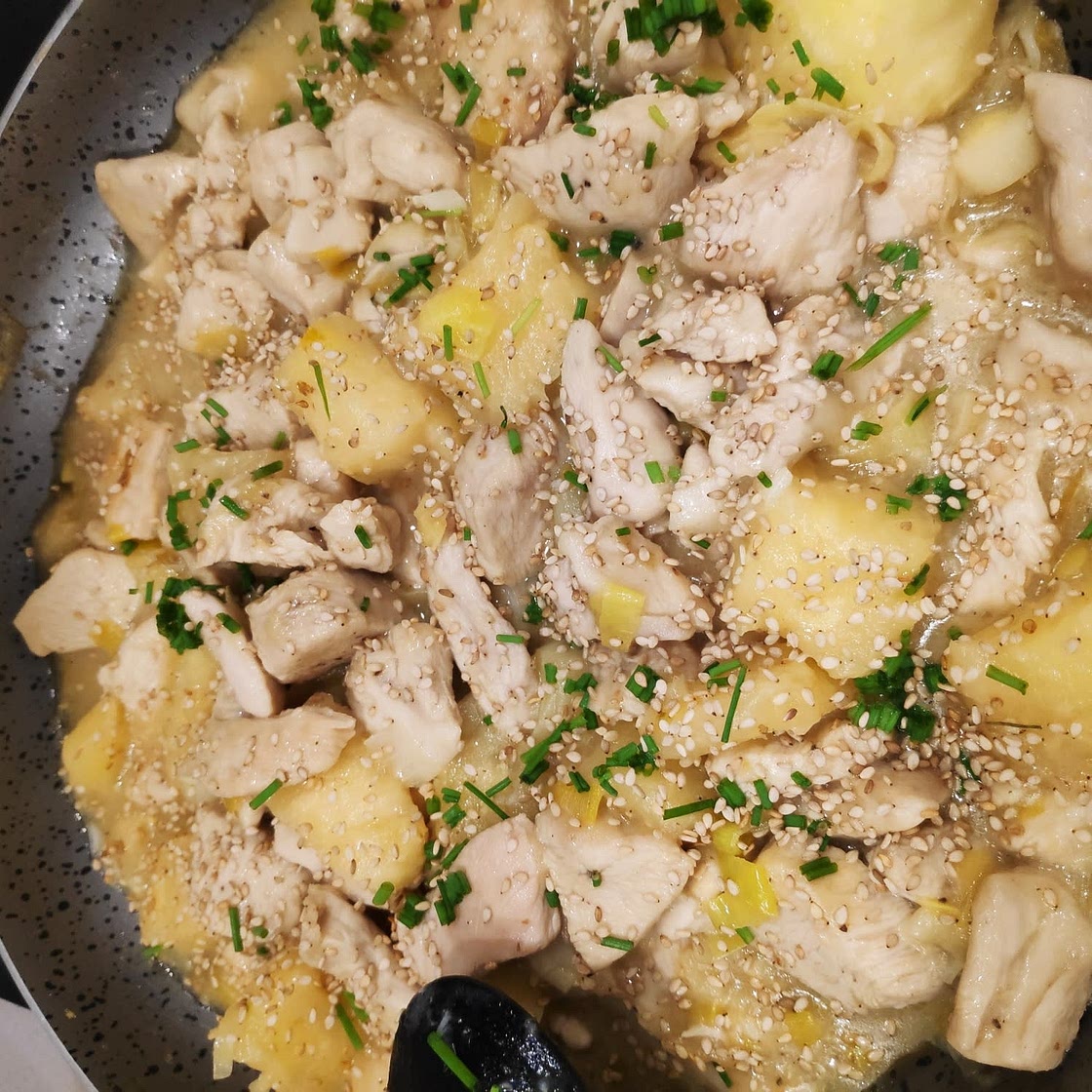 Salteado de frango com ananás