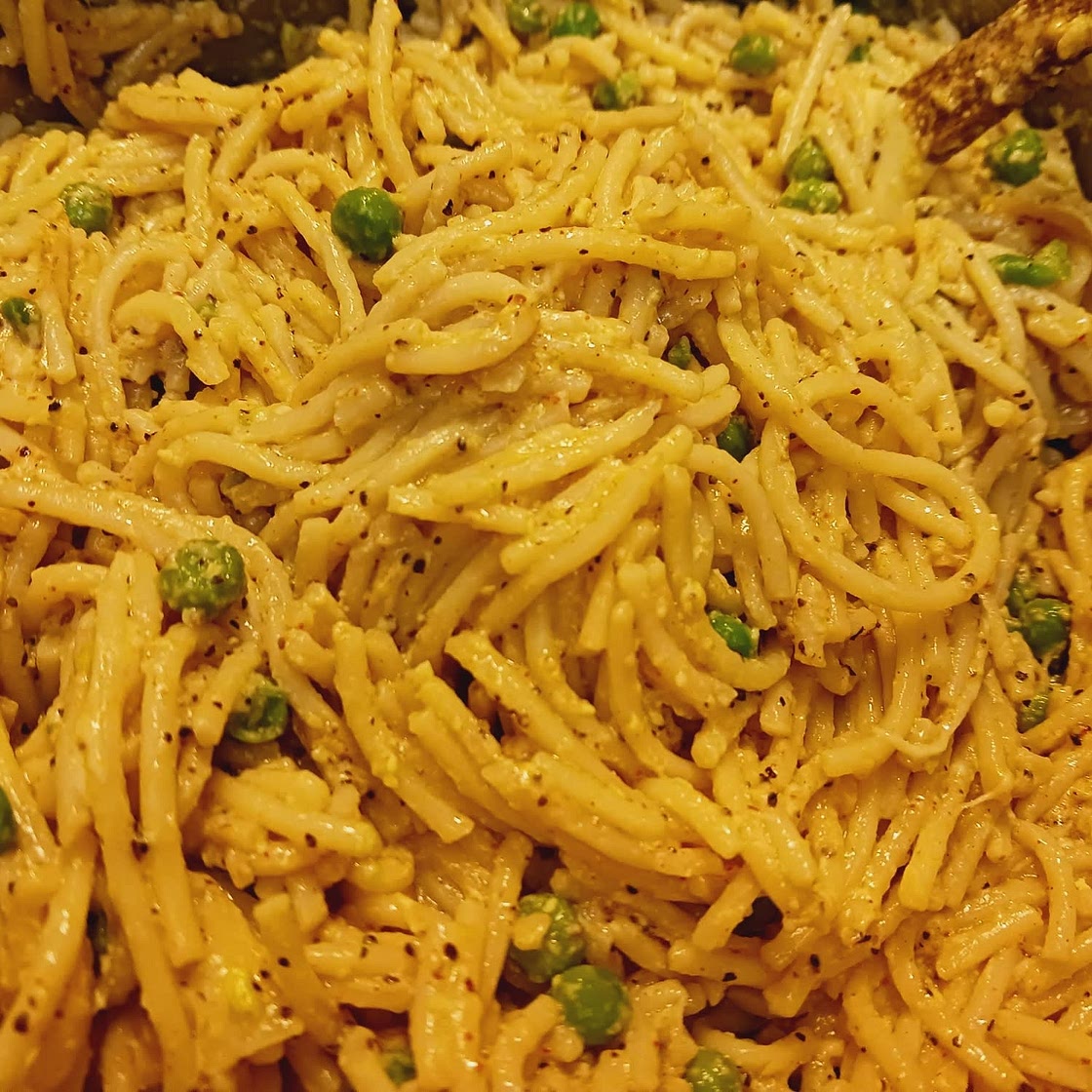 Simple Spaghetti with Garlic, Peas & Parmesan
