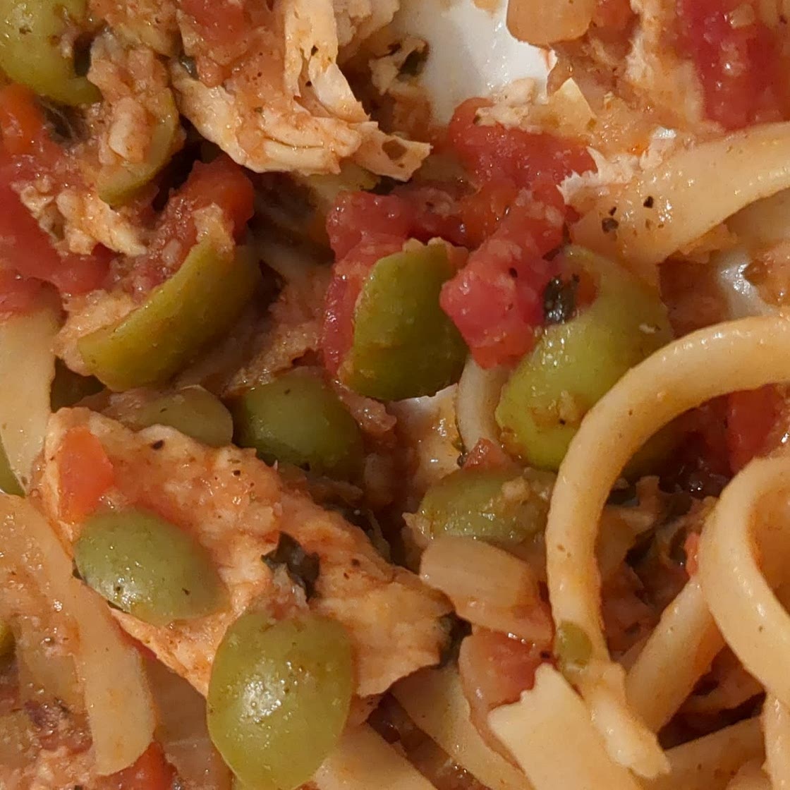 One-Skillet Mediterranean Chicken Recipe with Tomatoes and Green Olives