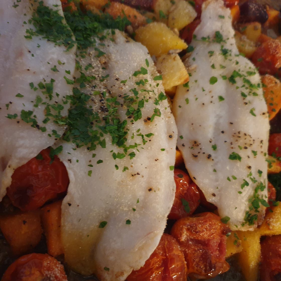 Oven-baked rotfrukter with tomatoes and fish