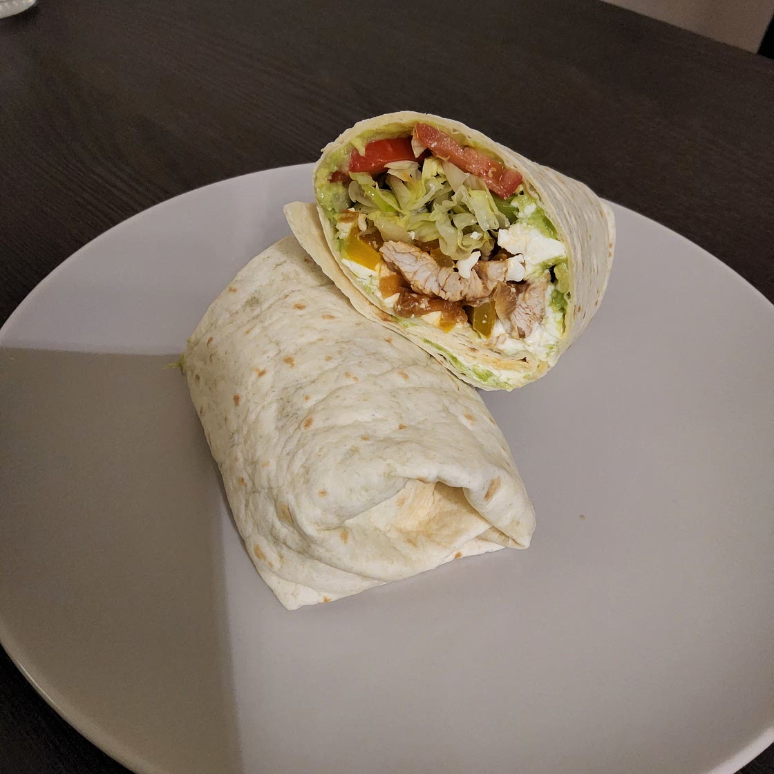 Wrap mit Hähnchen, Schafskäse und Avocadocreme