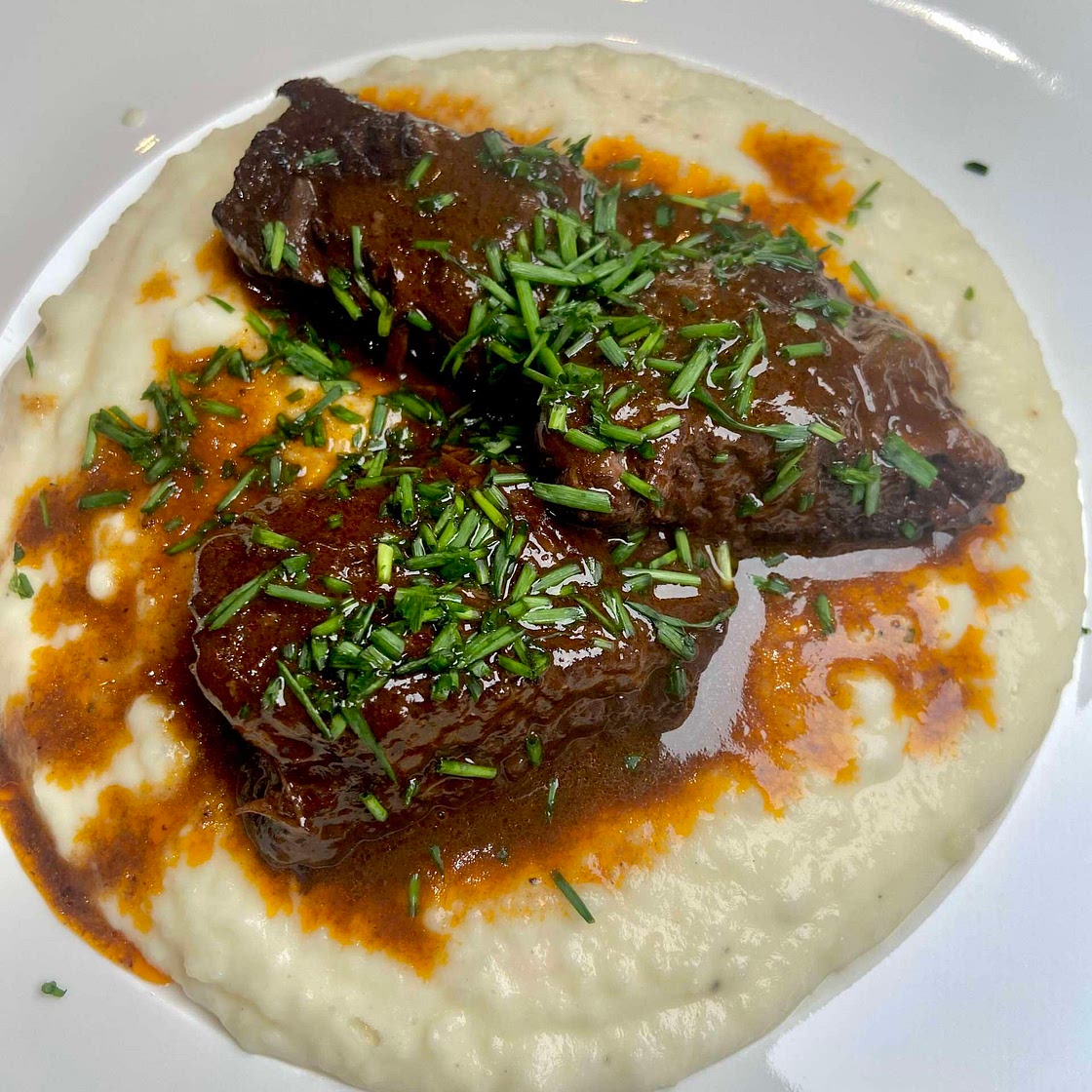 Slow cooked beef in red wine 