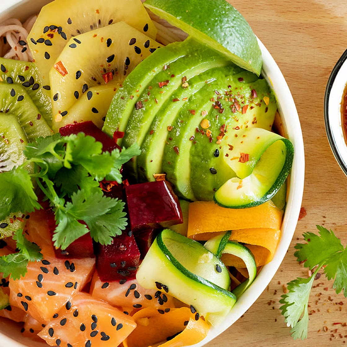 Poke bowl au kiwi, saumon et crudités