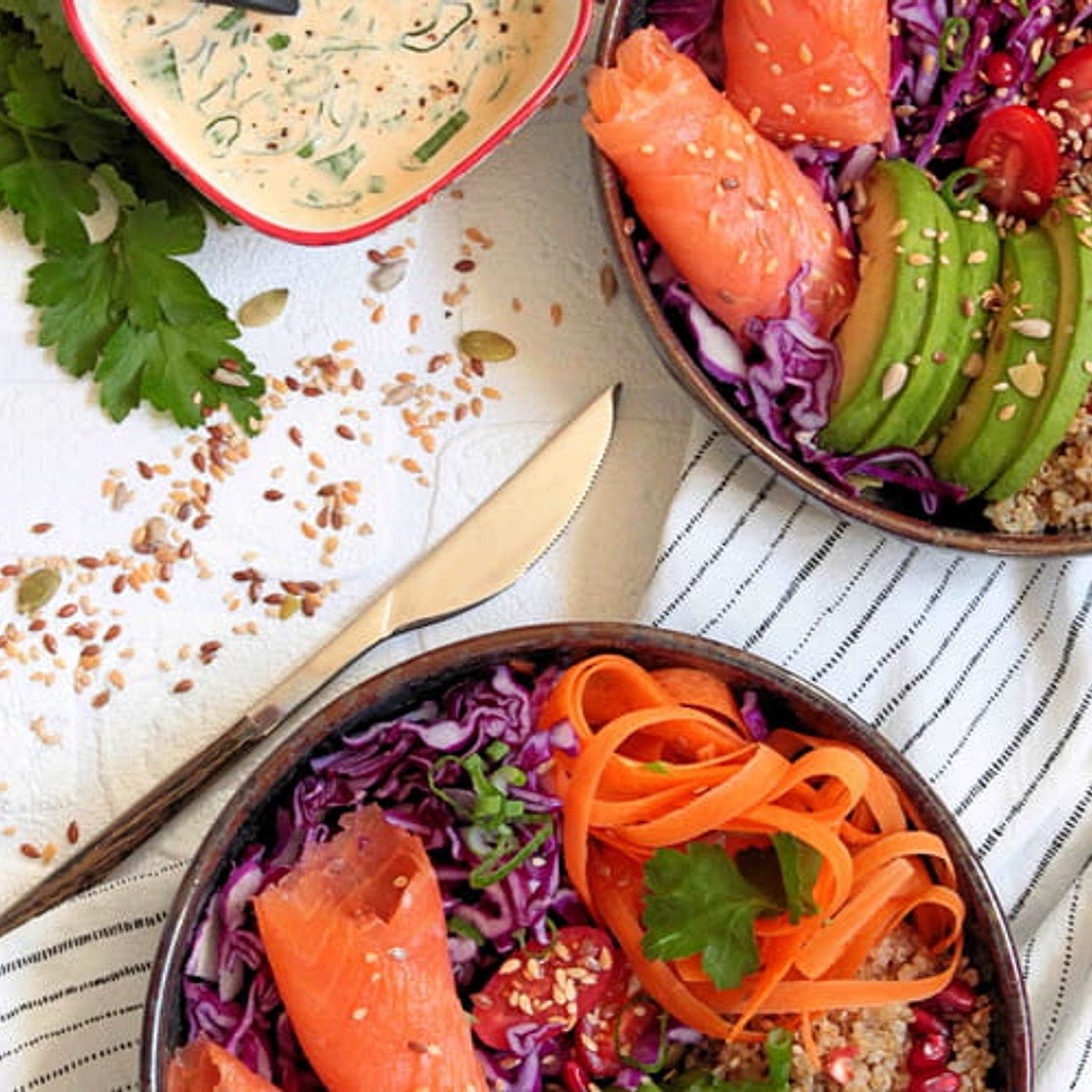 Poke Bowl au saumon fumé, quinoa, grenade, chou rouge et carottes