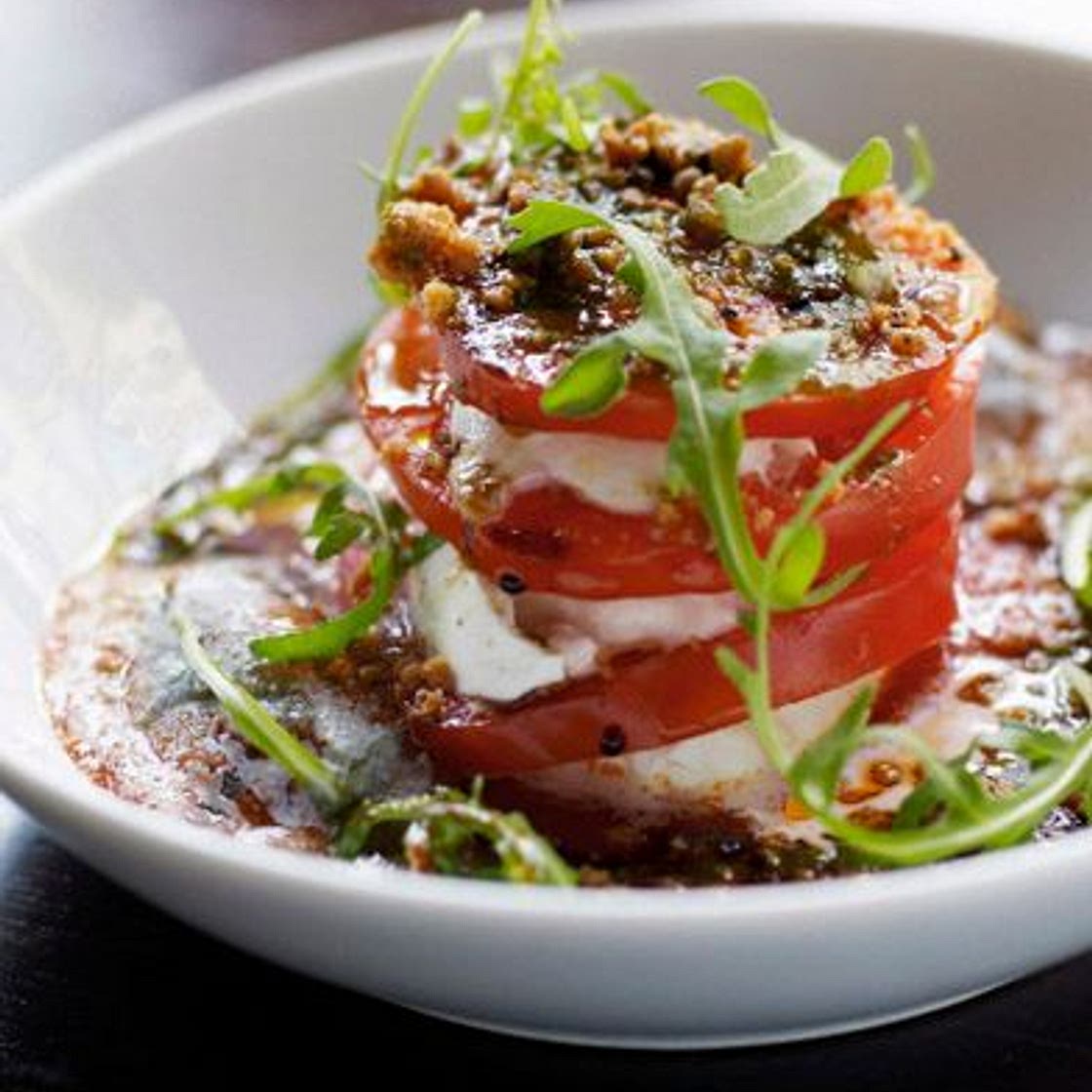 Mille-feuille de tomates, crumble d'olives