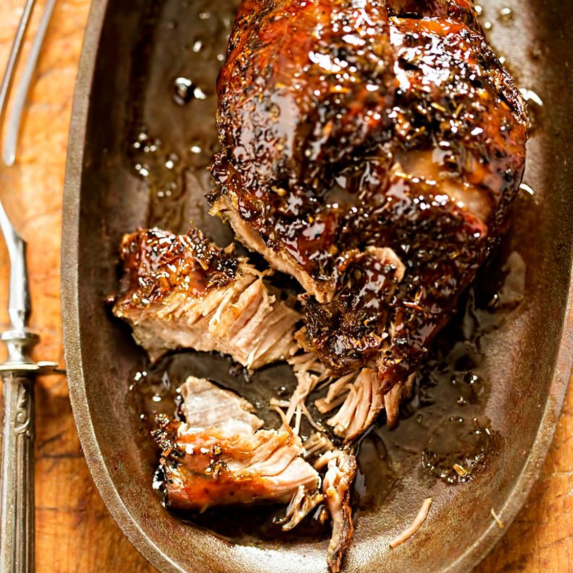 Épaule d'agneau entière rôtie au four