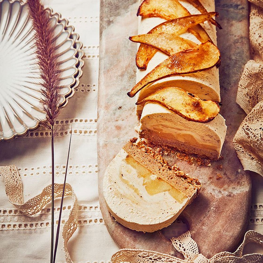 Bûche glacée à la poire et à la cardamome, biscuit de pain d’épices