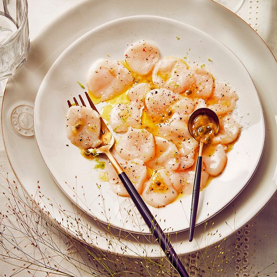 Carpaccio de saint-jacques aux fruits de la passion et au citron vert