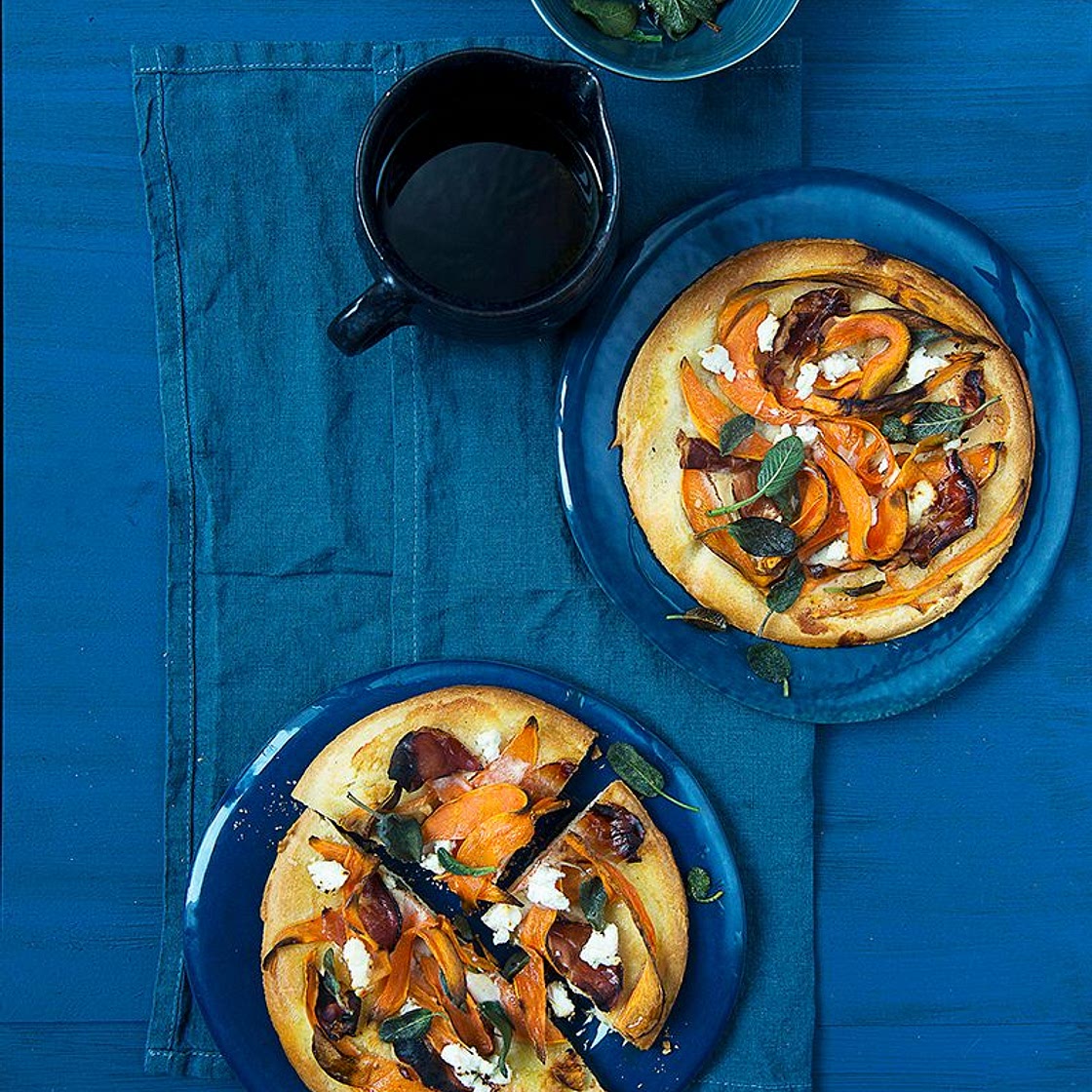 Pizza à la patate douce, fromage de chèvre et miel