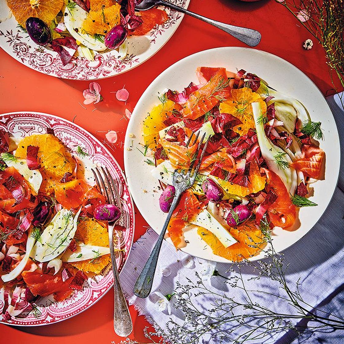 Salade de fenouil, oranges, truite fumée, olives et endives carmine