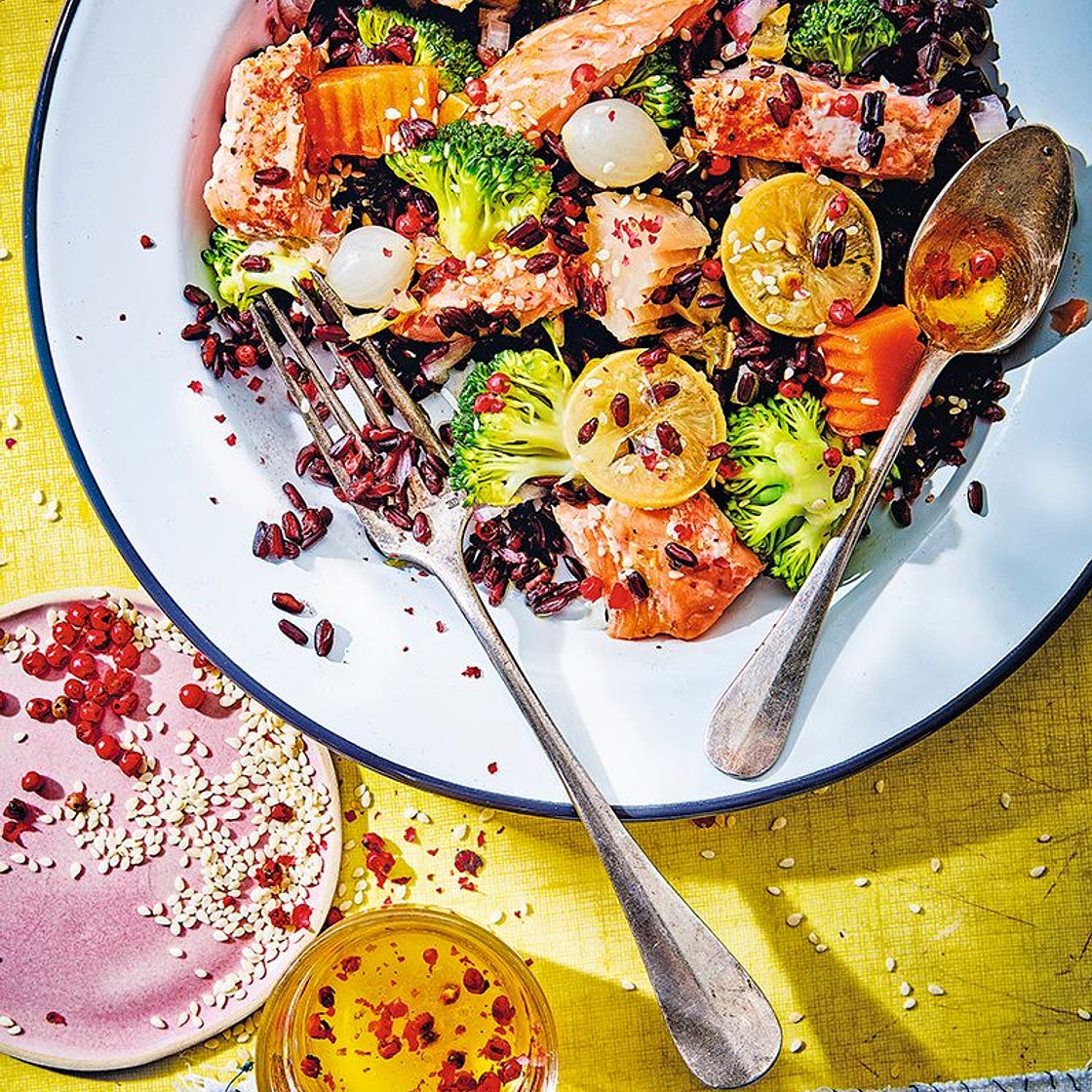 Salade de riz noir au saumon rôti