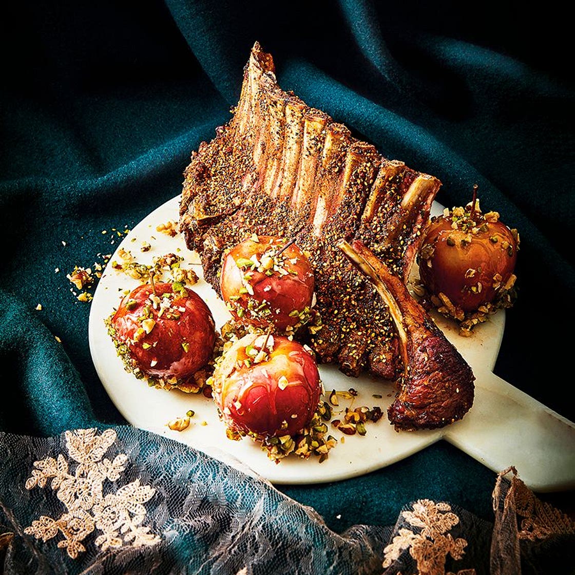 Carré d’agneau aux épices et aux graines, pommes rôties aux fruits secs