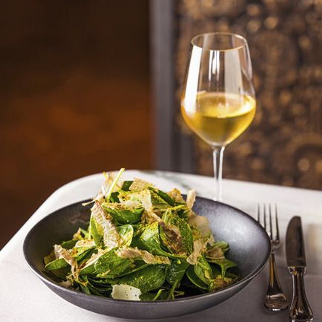 Pousses d’épinards, poutargue, yuzu et parmesan