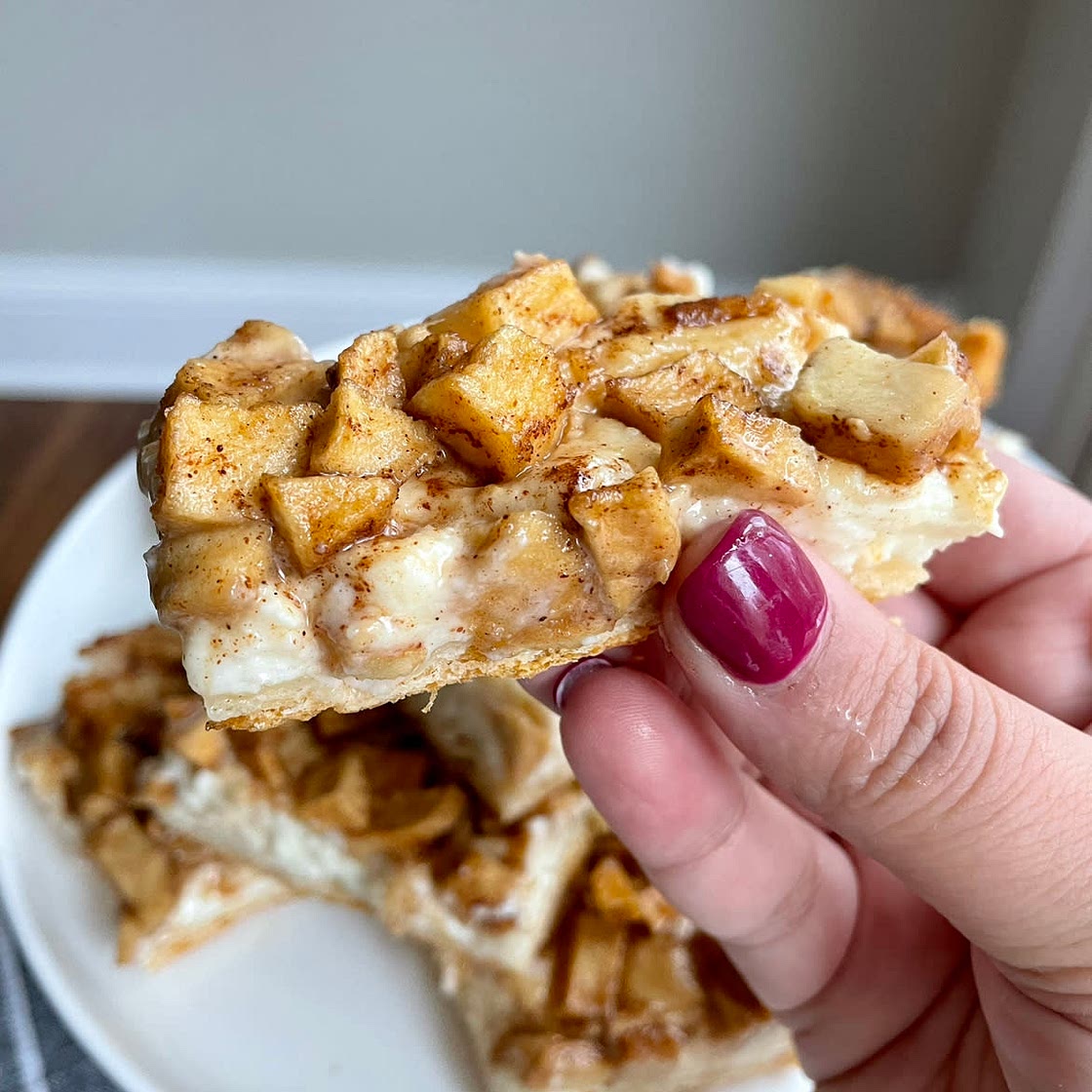 Apple cheesecake bars