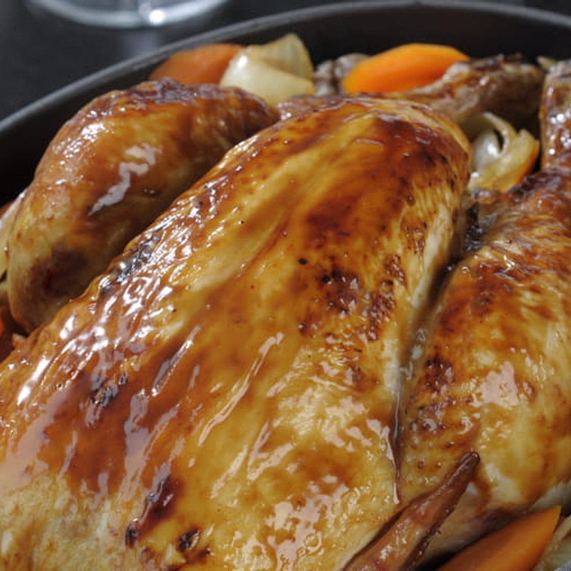 Poulet rôti aux épices de Noël, légumes et châtaignes rôties
